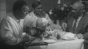 Кадры из фильма Первая перчатка (1946)