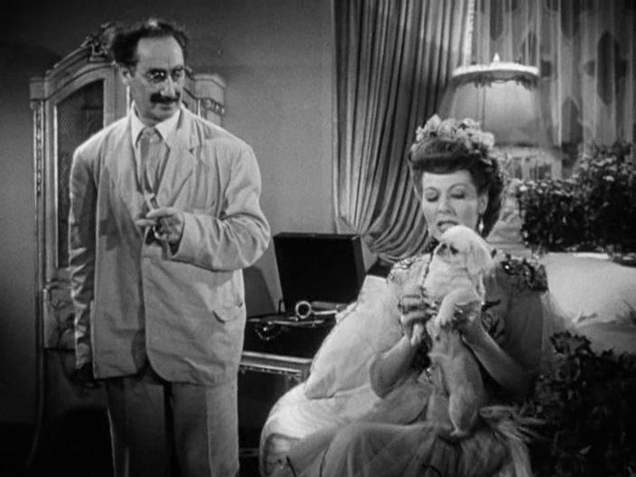 Кадр из фильма Ночь в Касабланке / A Night in Casablanca (1946)