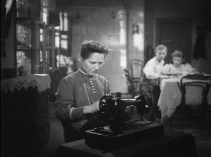 Кадр из фильма Мальчик с окраины (1947)