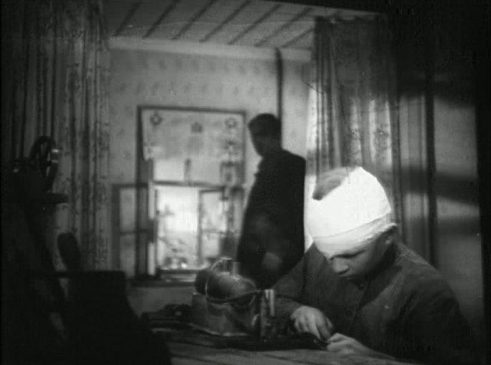 Кадр из фильма Мальчик с окраины (1947)