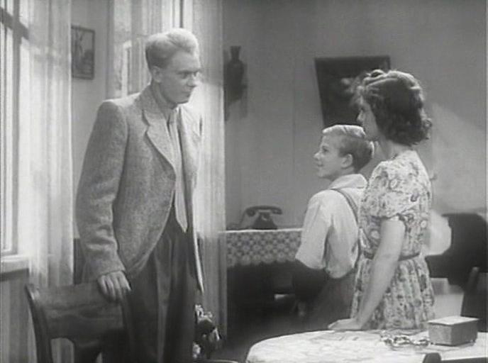 Кадр из фильма Центр нападения (1947)