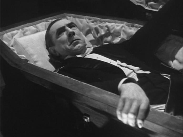 Кадр из фильма Эбботт и Костелло встречают Франкенштейна / Bud Abbott Lou Costello Meet Frankenstein (1948)