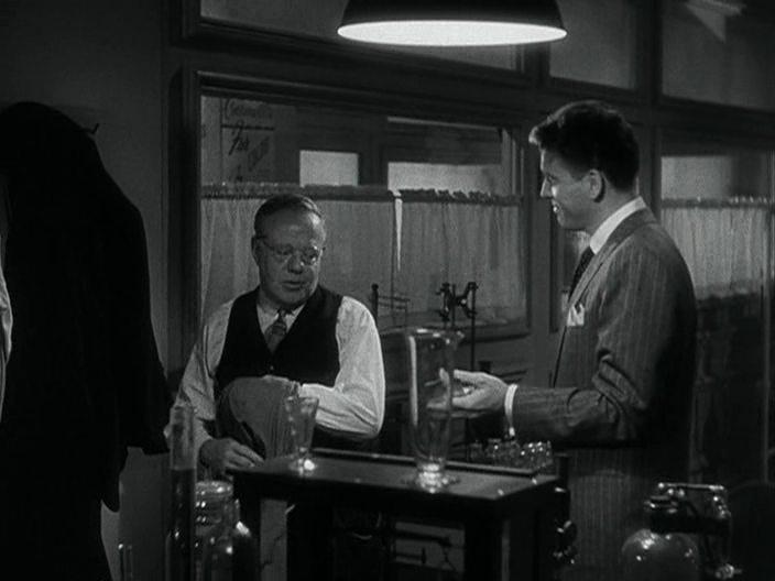 Кадр из фильма Извините, ошиблись номером / Sorry, Wrong Number (1948)