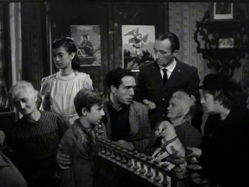 Кадр из фильма Похитители велосипедов / Ladri di biciclette (1948)