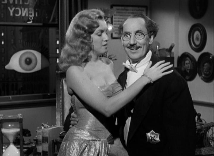 Кадр из фильма Счастливая любовь / Love Happy (1949)