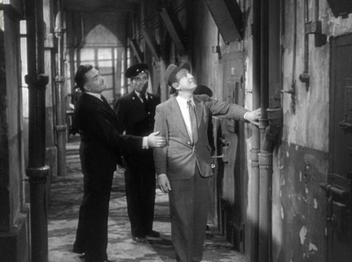 Кадр из фильма Гару-Гару, проходящий сквозь стены / Garou-Garou Le Passe-Muraille (1951)