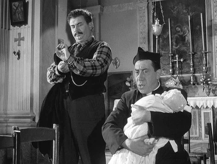 Кадр из фильма Маленький мир Дона Камилло / Don Camillo (1952)