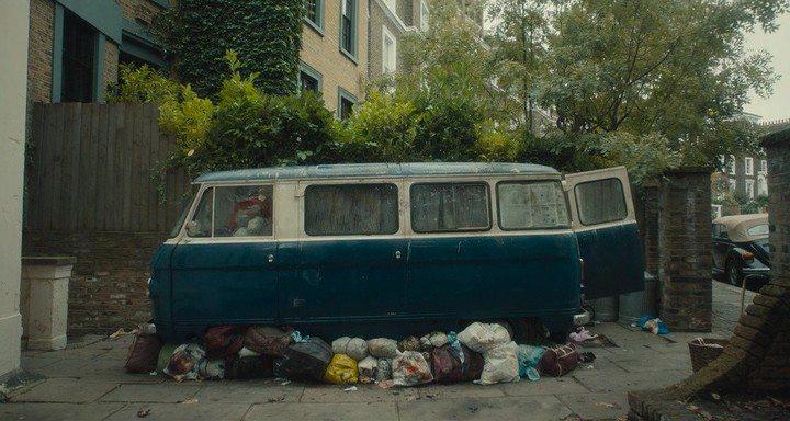 Кадр из фильма Леди в фургоне / The Lady in the Van (2015)