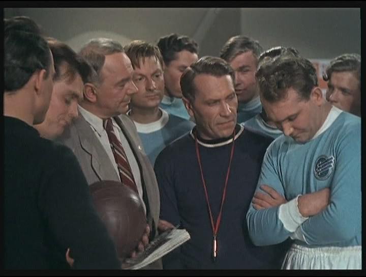 Кадр из фильма Запасной игрок (1954)