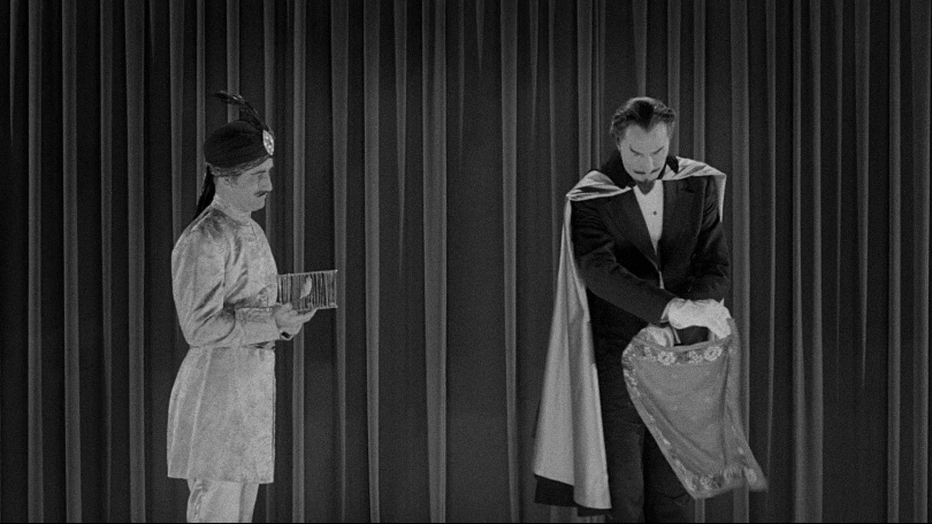 Кадр из фильма Безумный фокусник / The Mad Magician (1954)