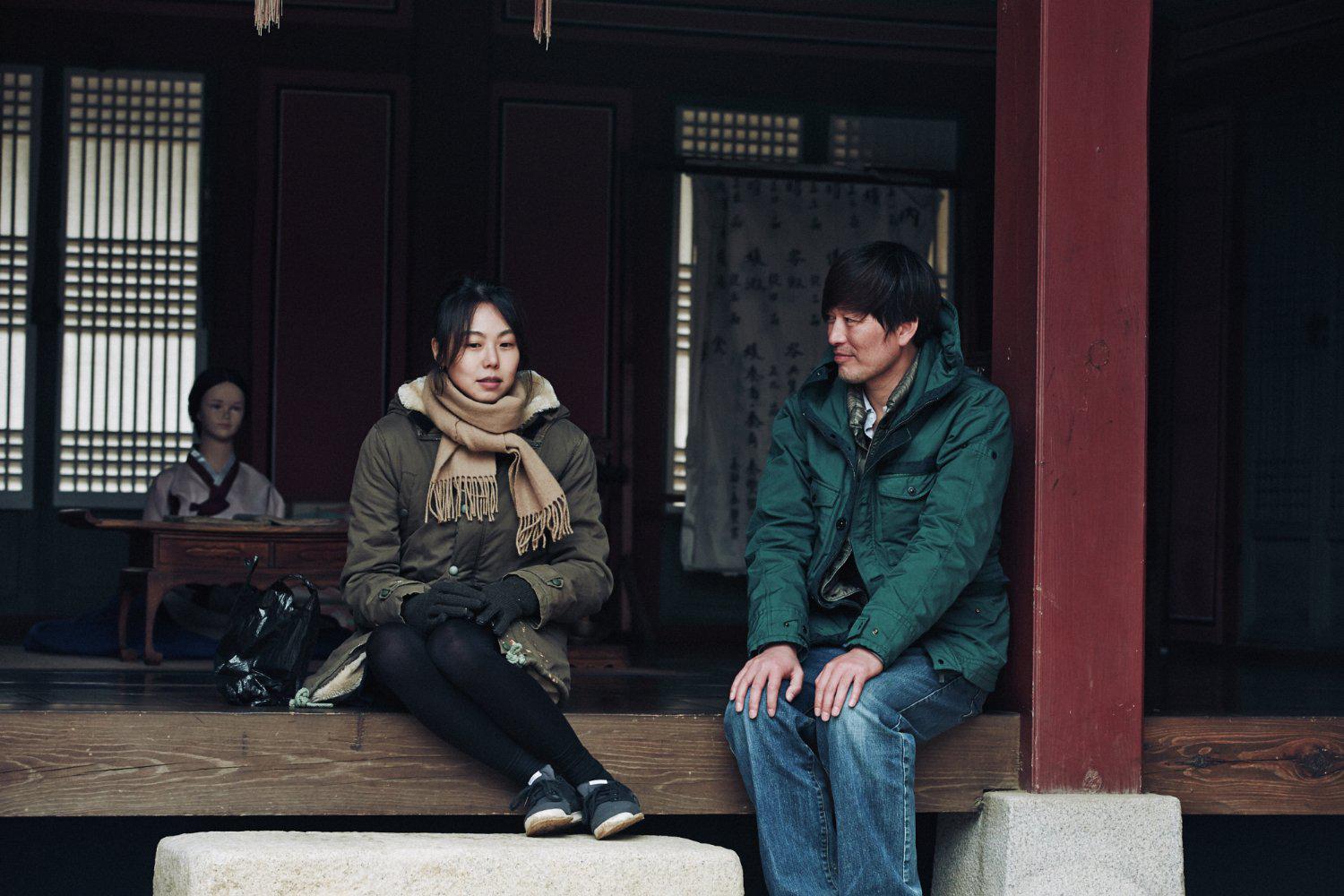 Кадр из фильма Прямо сейчас, а не после / Ji-geum-eun-mat-go-geu-ddae-neun-teul-li-da (2015)