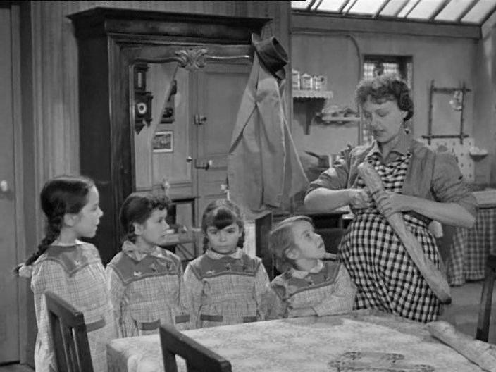 Кадр из фильма Такие разные судьбы / Le mouton à cinq pattes (1954)