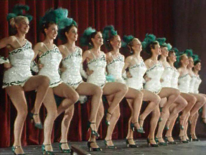 Кадр из фильма Ах! Эти прекрасные вакханки / Ah! les belles bacchantes.... (1954)