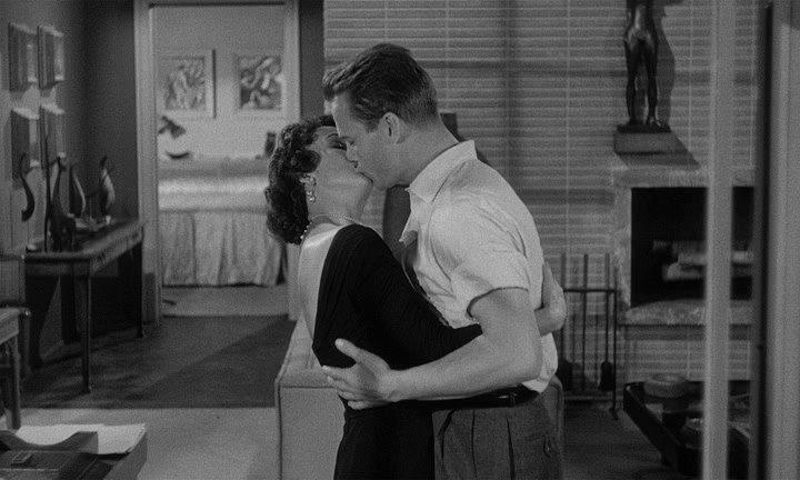 Кадр из фильма Целуй меня насмерть / Kiss Me Deadly (1955)