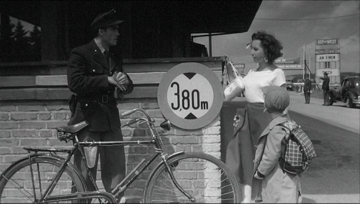 Кадр из фильма Небо без звезд / Himmel ohne Sterne (1955)