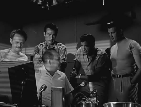 Кадр из фильма Тварь ходит среди нас / They Live (1956)