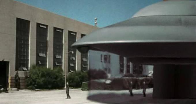 Кадр из фильма Земля против летающих тарелок / Earth vs. the Flying Saucers (1956)