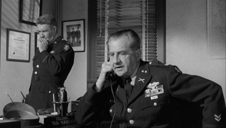 Кадр из фильма Дыба / The Rack (1956)