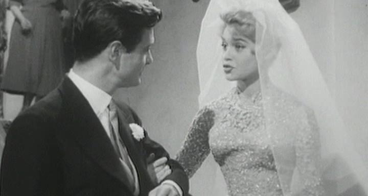 Кадр из фильма Её брачная ночь / La Mariee est trop belle (1956)