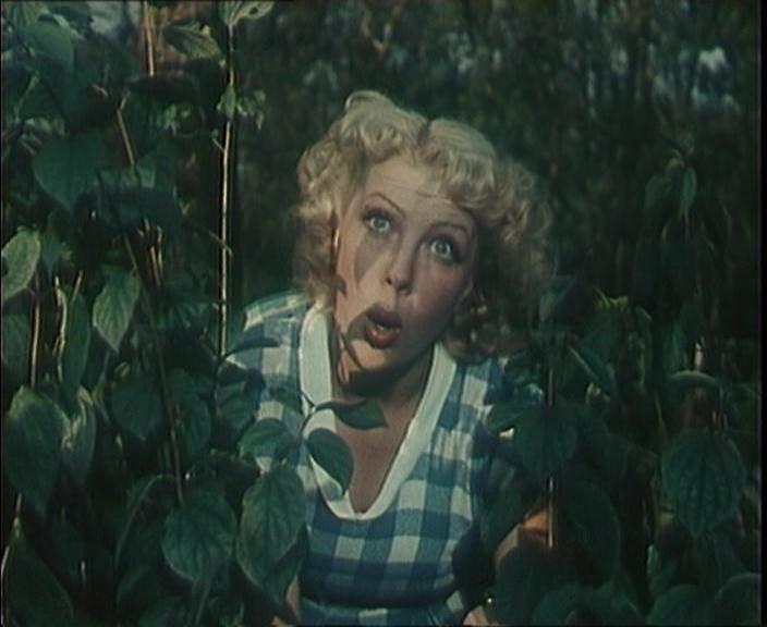 Кадр из фильма Она вас любит (1957)