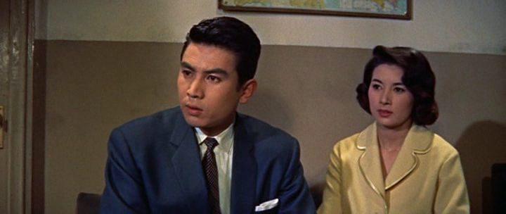 Кадр из фильма Красавица и водородный человек / Bijo to Ekitainingen (1958)