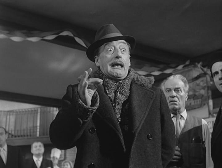 Кадр из фильма Закон есть закон / La legge è legge (1958)