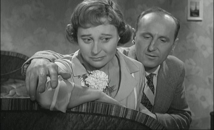 Кадр из фильма Призрачное счастье / Le miroir a deux faces (1958)