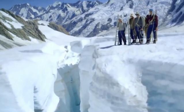 Кадр из фильма Эверест. Достигая невозможного / Beyond the Edge (2015)