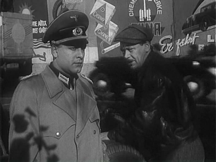 Кадр из фильма Вдали от Родины (1960)
