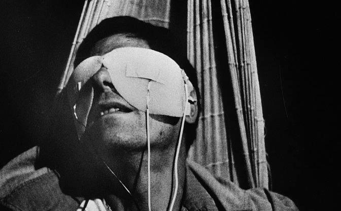 Кадр из фильма Взлётная полоса / La jetée (1962)