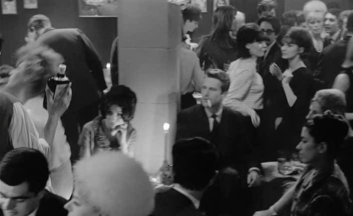Кадр из фильма Пять миль до полуночи / Le couteau dans la plaie (1962)