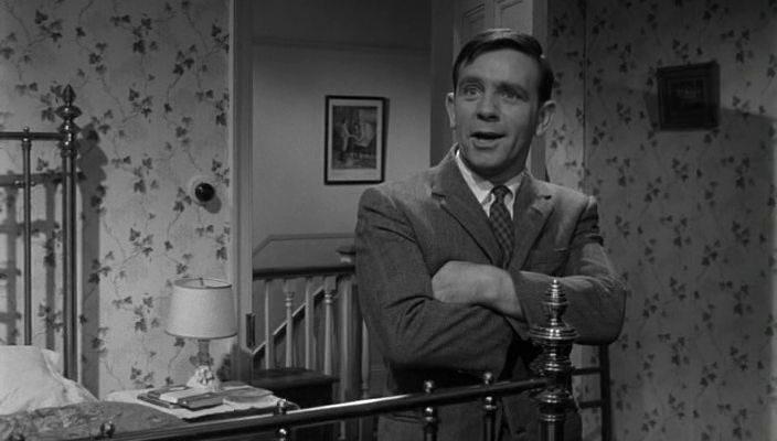 Кадр из фильма Мистер Питкин: В ногу / The Square Peg (1963)