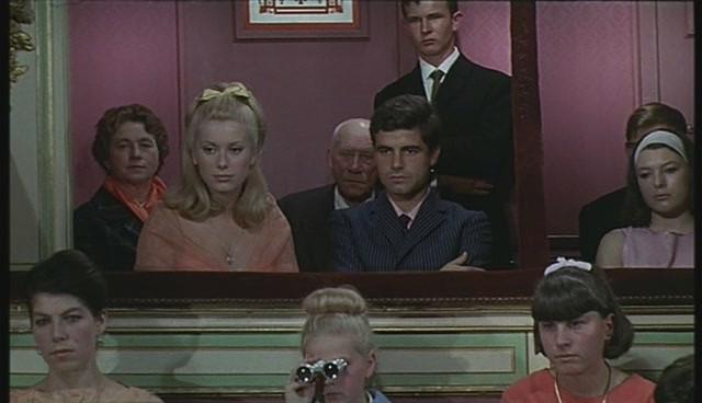 Кадр из фильма Шербургские зонтики / Les parapluies de Cherbourg (1964)