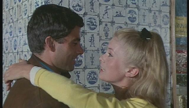 Кадр из фильма Шербургские зонтики / Les parapluies de Cherbourg (1964)