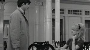 Кадры из фильма Очаровательная идиотка / Une ravissante idiote (1964)