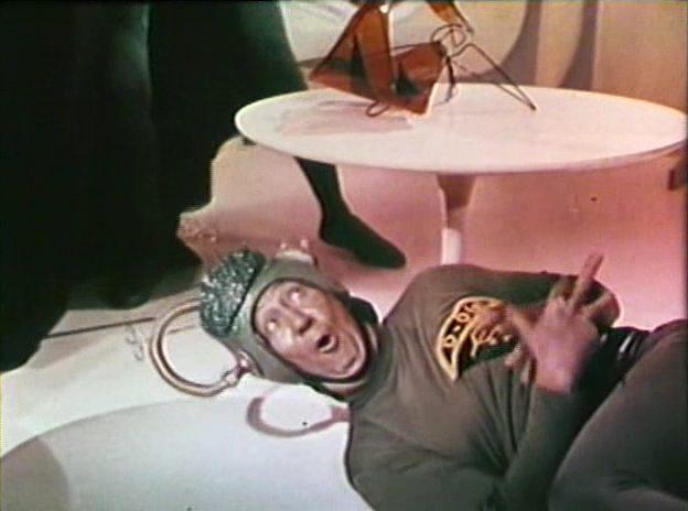 Кадр из фильма Санта Клаус завоевывает марсиан / Santa Claus Conquers The Martians (1964)