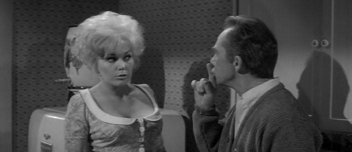 Кадр из фильма Поцелуй меня, глупенький / Kiss Me, Stupid (1964)