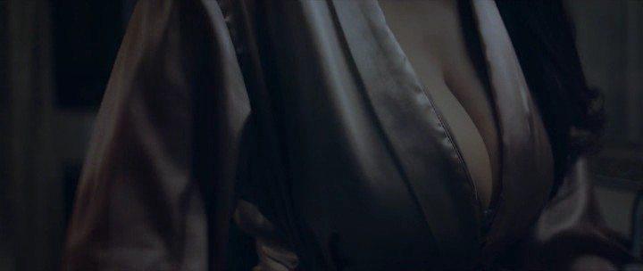 Кадр из фильма Она расчёсывается в полночь / Ye Ban Shu Tou (2014)