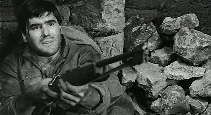 Кадр из фильма Они шли за солдатами / Le soldatesse (1965)
