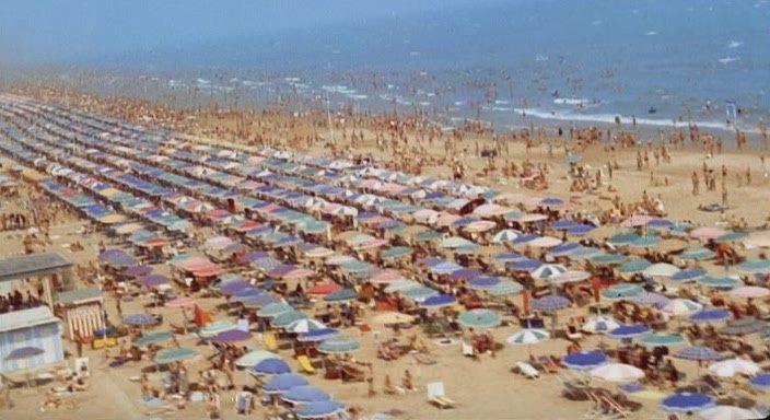 Кадр из фильма Пляжный зонт / L'ombrellone (1965)