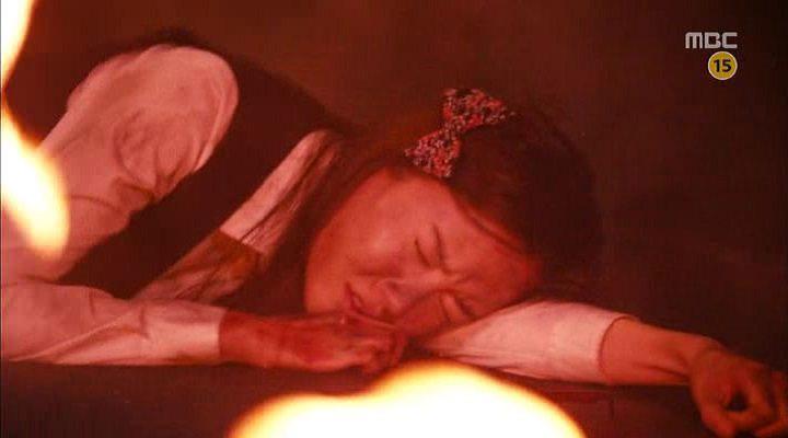 Кадр из фильма Спящая ведьма / Jamjaneun Supsogeui Manyeo (2013)