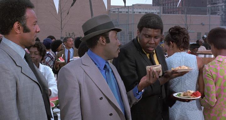 Кадр из фильма Хлопок прибывает в Гарлем / Cotton Comes to Harlem (1970)