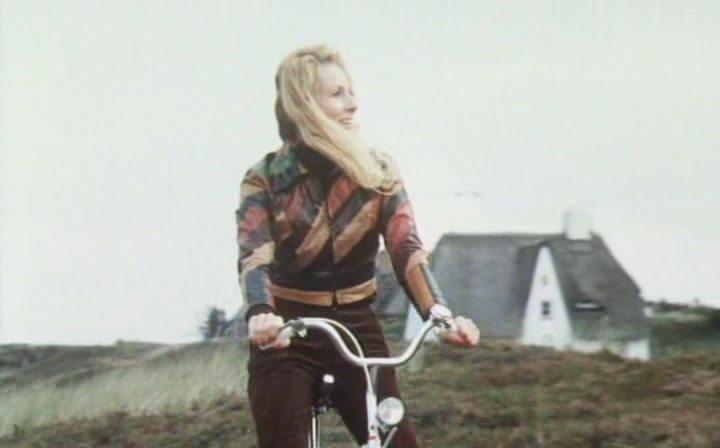 Кадр из фильма Любовь на горячем песке / Ready, Willing and Able (1971)