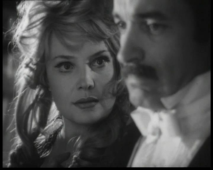 Кадр из фильма Бесприданница (1974)