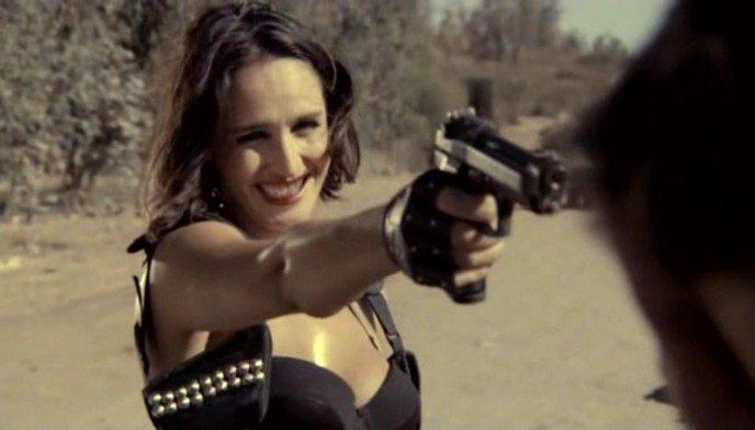 Кадр из фильма Принесите мне голову пулеметчицы / Tráiganme la Cabeza de la Mujer Metralleta (2012)