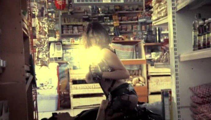 Кадр из фильма Принесите мне голову пулеметчицы / Tráiganme la Cabeza de la Mujer Metralleta (2012)