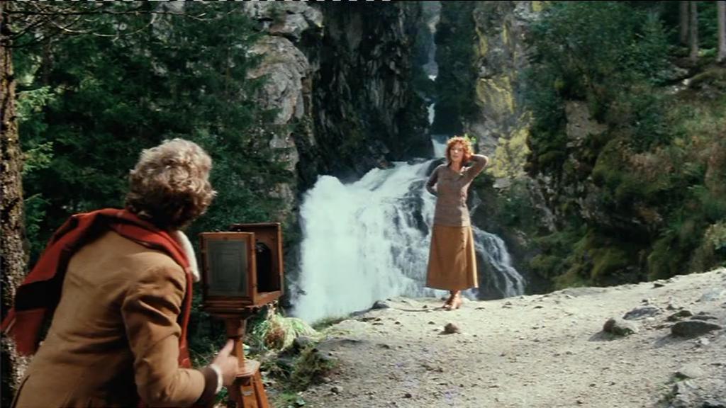 Кадр из фильма Любовь под вязами / La prima volta, sull'erba (1975)