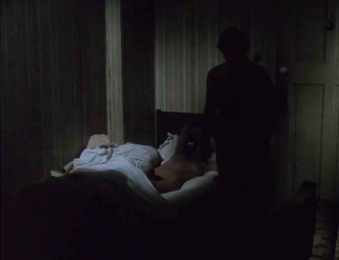 Кадр из фильма Мертвый сезон / Out of Season (1975)