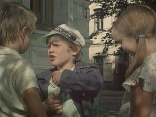 Кадр из фильма Про дракона на балконе, про ребят и самокат (1976)