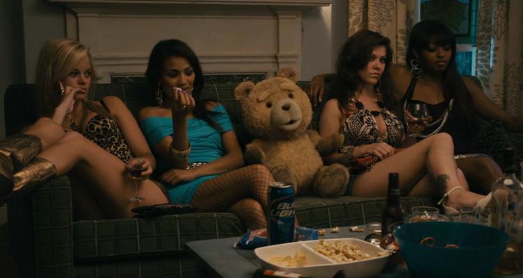 Кадр из фильма Третий лишний / Ted (2012)